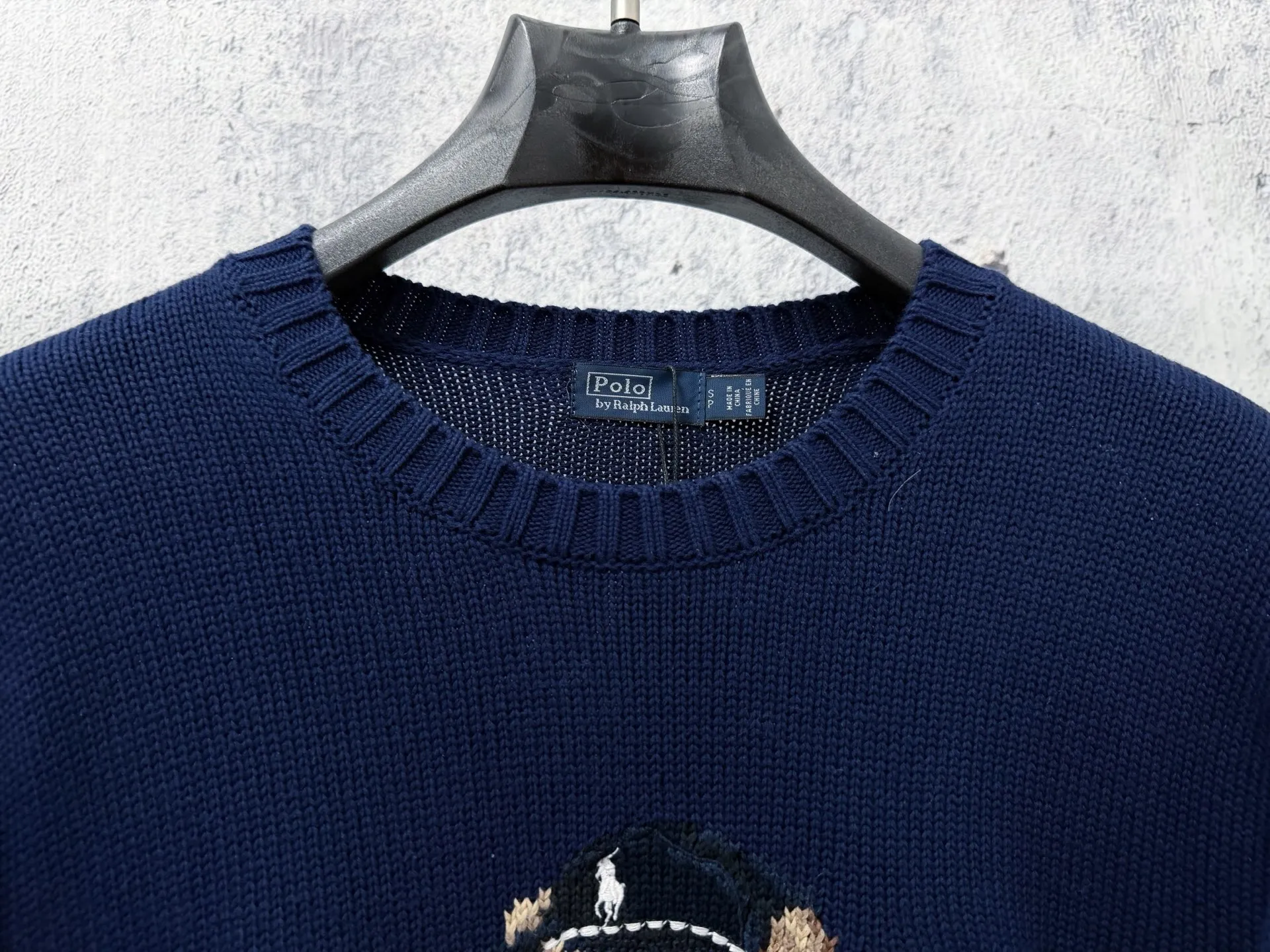 (Original) Ral Lauren Spring 26 lo Bear loose-fitting cotton crew neck sweater Bear Series bear embroidery Brown wearing bear, with three-dimensional bear embroidery, childlike and elegant. Round neck design + wide threaded hem and cuffs with exquisite details, "RL" logo on the left hem. It can be easily matched with high-waisted pants or skirts for commuting, dating, and leisure. You can switch between college style or retro style at will. College style jacket bear sweater ♥️Classic H loose version. Imported cotton yarn texture is invincible. Three-dimensional bear embroidery technology, pure hand-made cross-stitch method, LP letters, childlike high-end Retro casual style, a must-have for quality control! Size：S-XL